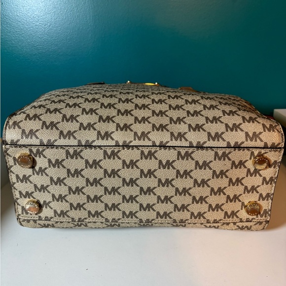 Michael Kors Tan and Cream Signature Tote Bag Purse - Picture 4 of 13